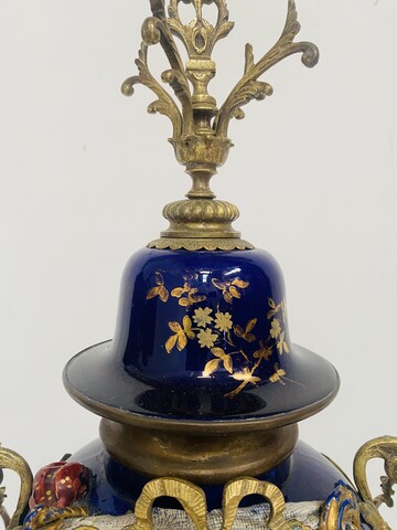 garniture de cheminée en faïence polychrome à décor de paysage . XX siècle .
