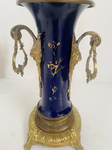 garniture de cheminée en faïence polychrome à décor de paysage . XX siècle .