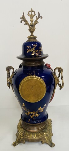 garniture de cheminée en faïence polychrome à décor de paysage . XX siècle .