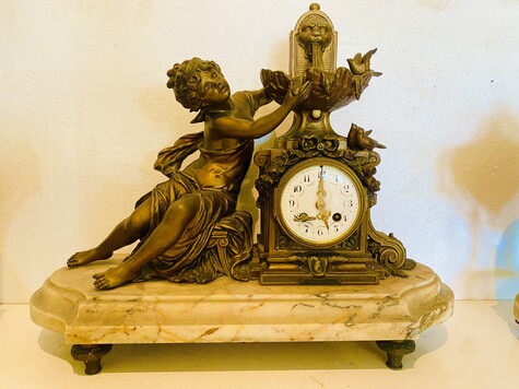 garniture de cheminée  en régule et marbre . XX siècle .