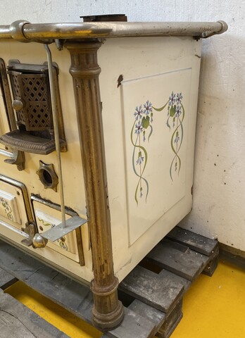 gazinière fonte de fer émaillé décor floral fabrication Française . XX siècle .