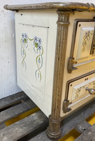 gazinière fonte de fer émaillé décor floral fabrication Française . XX siècle .