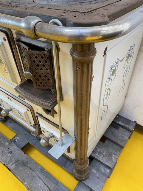 gazinière fonte de fer émaillé décor floral fabrication Française . XX siècle .