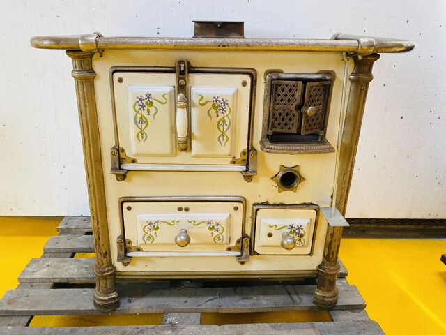 gazinière fonte de fer émaillé décor floral fabrication Française . XX siècle .
