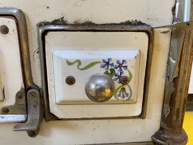 gazinière fonte de fer émaillé décor floral fabrication Française . XX siècle .