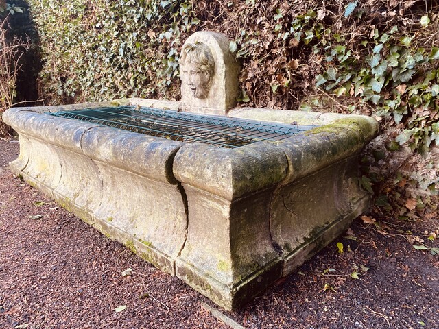 grand bassin d'extérieur en pierre massif formant fontaine . XIX siècle .