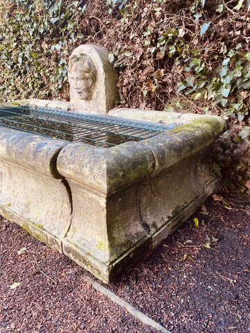 grand bassin d'extérieur en pierre massif formant fontaine . XIX siècle .