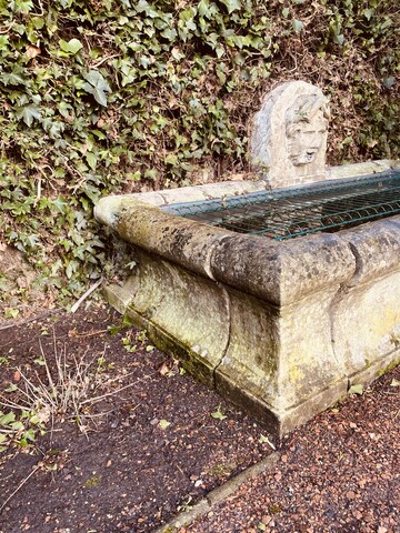 grand bassin d'extérieur en pierre massif formant fontaine . XIX siècle .