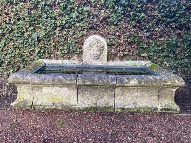 grand bassin d'extérieur en pierre massif formant fontaine . XIX siècle .