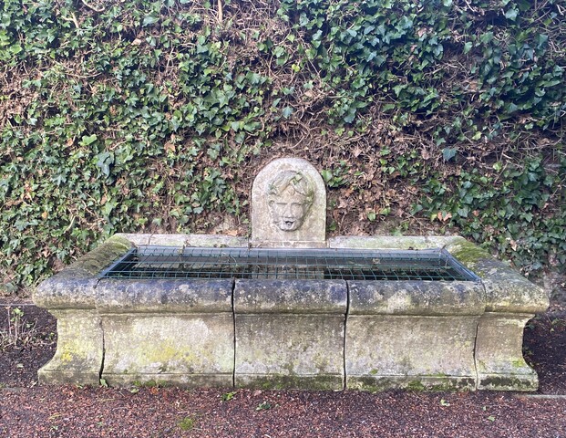 grand bassin d'extérieur en pierre massif formant fontaine . XIX siècle .