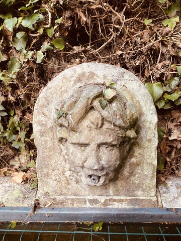 grand bassin d'extérieur en pierre massif formant fontaine . XIX siècle .