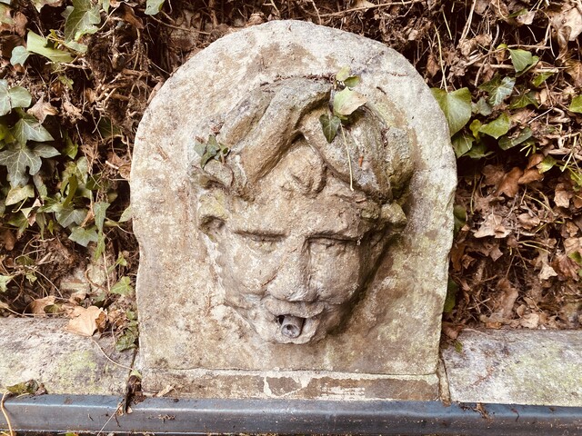 grand bassin d'extérieur en pierre massif formant fontaine . XIX siècle .