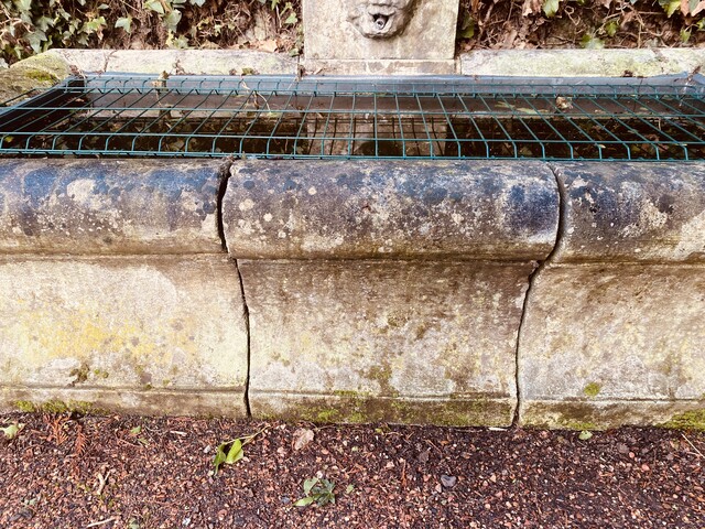 grand bassin d'extérieur en pierre massif formant fontaine . XIX siècle .