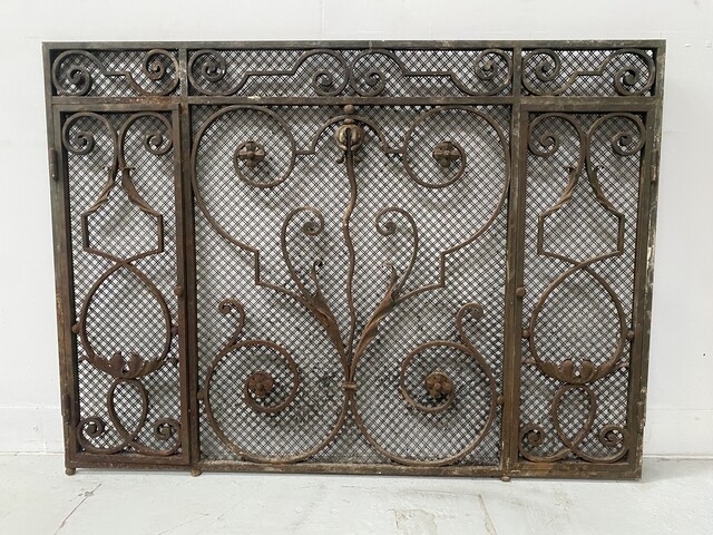 grille en fonte de fer ouvragé travail de ferronnerie . XX siècle .