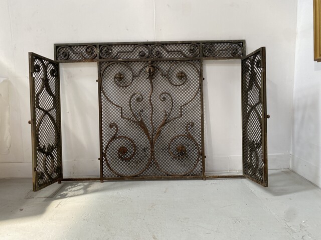 grille en fonte de fer ouvragé travail de ferronnerie . XX siècle .
