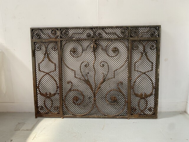 grille en fonte de fer ouvragé travail de ferronnerie . XX siècle .