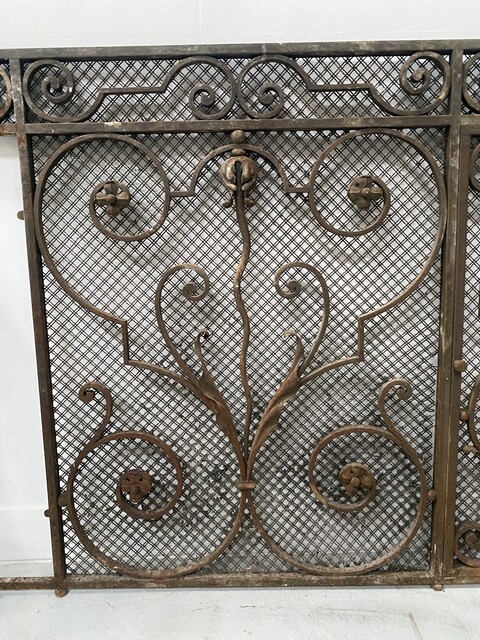 grille en fonte de fer ouvragé travail de ferronnerie . XX siècle .