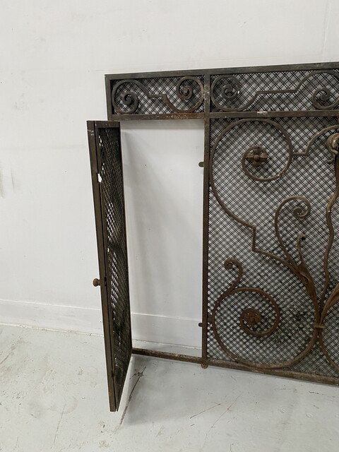 grille en fonte de fer ouvragé travail de ferronnerie . XX siècle .