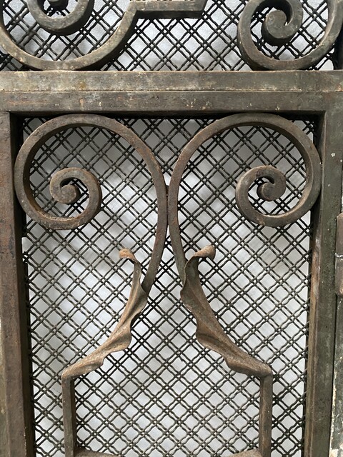 grille en fonte de fer ouvragé travail de ferronnerie . XX siècle .