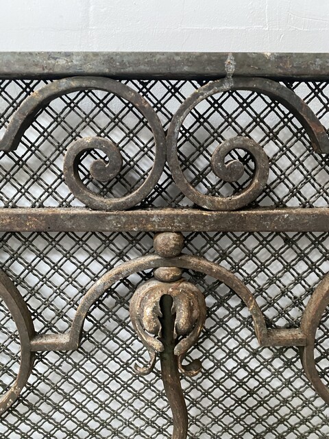 grille en fonte de fer ouvragé travail de ferronnerie . XX siècle .