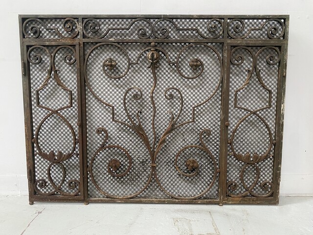 grille en fonte de fer ouvragé travail de ferronnerie . XX siècle .