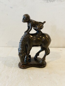 groupe bronze patine brune foncé sujet le cheval et le singe . XX siècle .