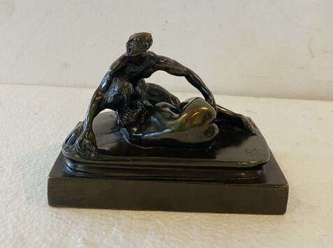 groupe bronze patiné de S.M sujet érotique satire et jeune femme . XIX siècle .