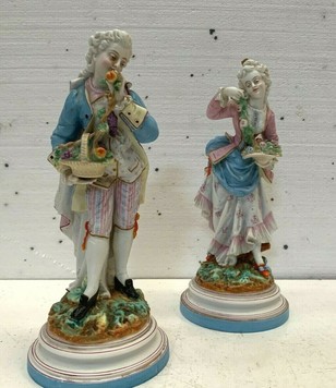 Groupe en porcelaine polychrome 