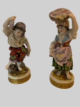 Groupe en porcelaine polychrome 