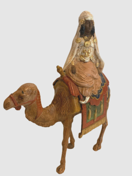 groupe femme orientale à dos de chameau en fonte peint . XX siècle .