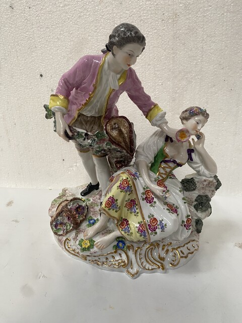 Groupe porcelaine polychrome décor du scène galante marque au dos . XIX siècle .