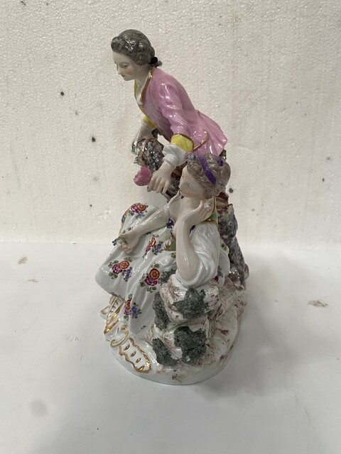 Groupe porcelaine polychrome décor du scène galante marque au dos . XIX siècle .