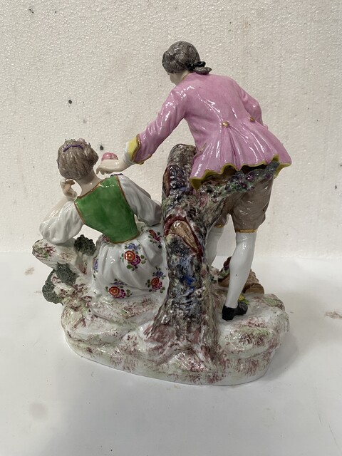 Groupe porcelaine polychrome décor du scène galante marque au dos . XIX siècle .