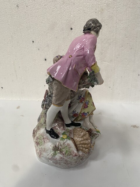 Groupe porcelaine polychrome décor du scène galante marque au dos . XIX siècle .