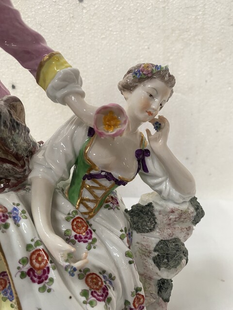 Groupe porcelaine polychrome décor du scène galante marque au dos . XIX siècle .