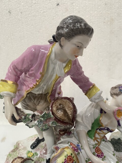 Groupe porcelaine polychrome décor du scène galante marque au dos . XIX siècle .