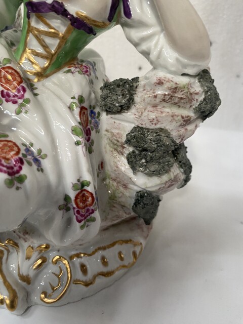 Groupe porcelaine polychrome décor du scène galante marque au dos . XIX siècle .