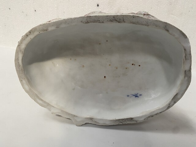 Groupe porcelaine polychrome décor du scène galante marque au dos . XIX siècle .