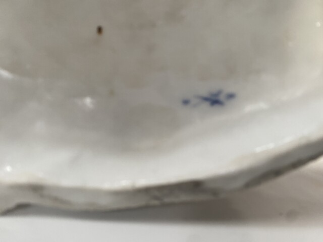 Groupe porcelaine polychrome décor du scène galante marque au dos . XIX siècle .