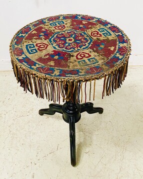 guéridon époque Napoléon III en bois noirci à décor de tapisserie . XIX siècle .