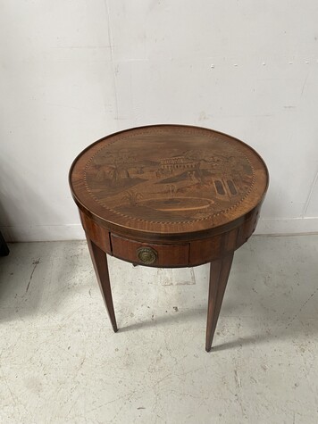 Guéridon formant table à jeux en marqueterie décor à l'antique . XX siècle .