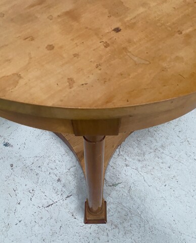 guéridon rond empire dessus bois reposant sur piétement tétrapode . XIX siècle .