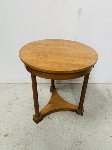 guéridon rond empire dessus bois reposant sur piétement tétrapode . XIX siècle .