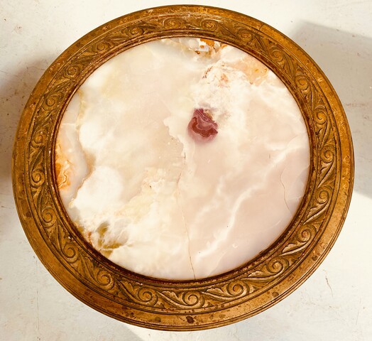 guéridons bas en bois sculpté et dore dessus marbre rosé . XIX siècle .
