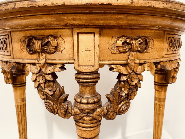 guéridons bas en bois sculpté et dore dessus marbre rosé . XIX siècle .