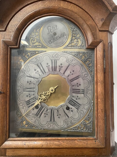 horloge de parquet louis XV en chêne massif mouvement en étain . XVIII siècle .