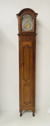 horloge de parquet louis XV en chêne massif mouvement en étain . XVIII siècle .