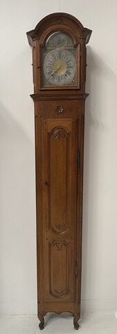 horloge de parquet louis XV en chêne massif mouvement en étain . XVIII siècle .
