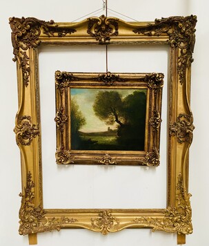 important cadre en bois et stuc doré et patiné décor de rinceaux . XIX siècle .