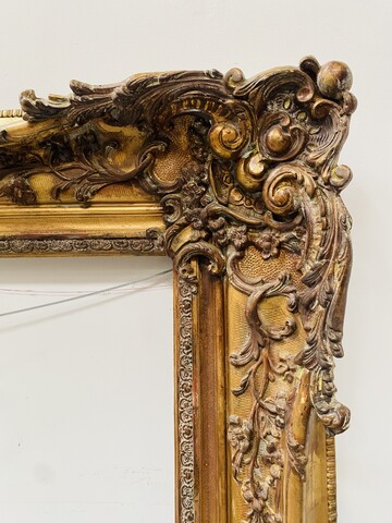 important cadre en bois et stuc doré et patiné décor de rinceaux . XIX siècle .